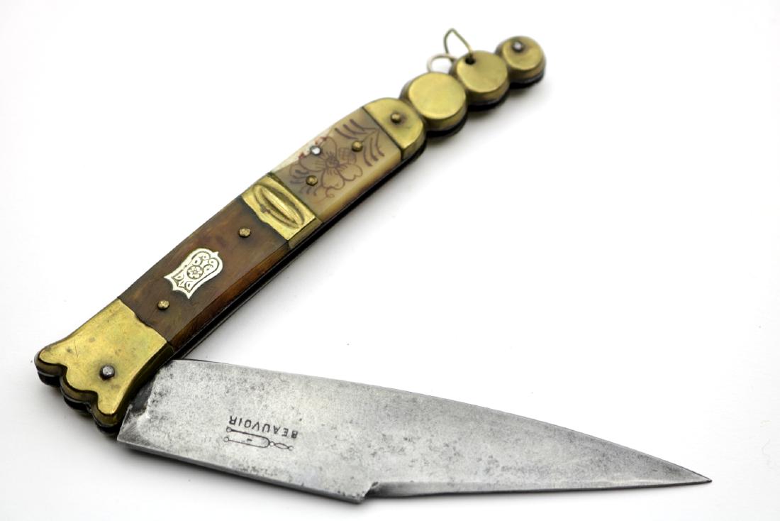 19th C. Spanish or French "Navaja" Folding Knife Dagger: 19th C. Spanish or French "Navaja" Folding Knife Dagger with Etched Bone Grips.Total length (inside scabbard if present) : 10 1/4", Blade length : 5". Dear Bidders, please note, the detailed descripti