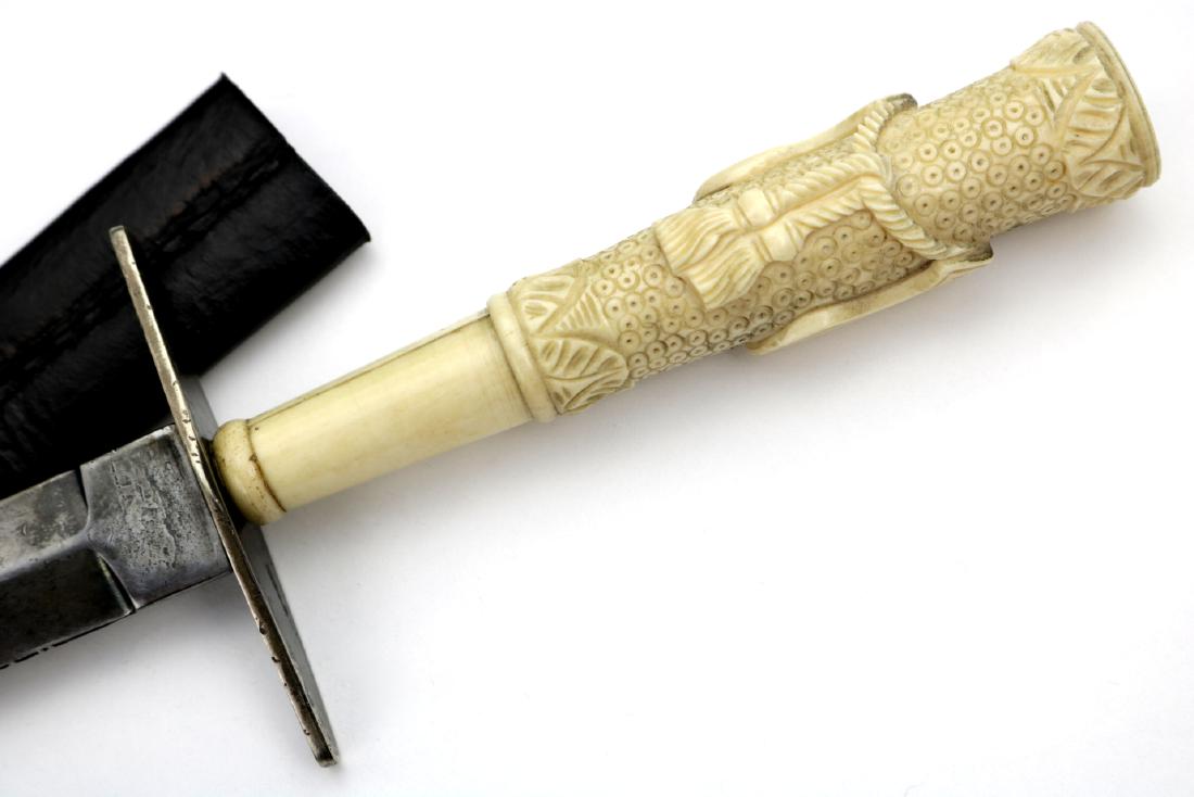 Unusual American Civil War era PHILADELPHIA Bowie Knife: Unusual American Civil War era PHILADELPHIA Bowie Knife Dagger with Hidden Compartment inside Carved Grip. Total length (inside scabbard if present) : 11 3/4", Blade length : 6". Dear Bidders, please 