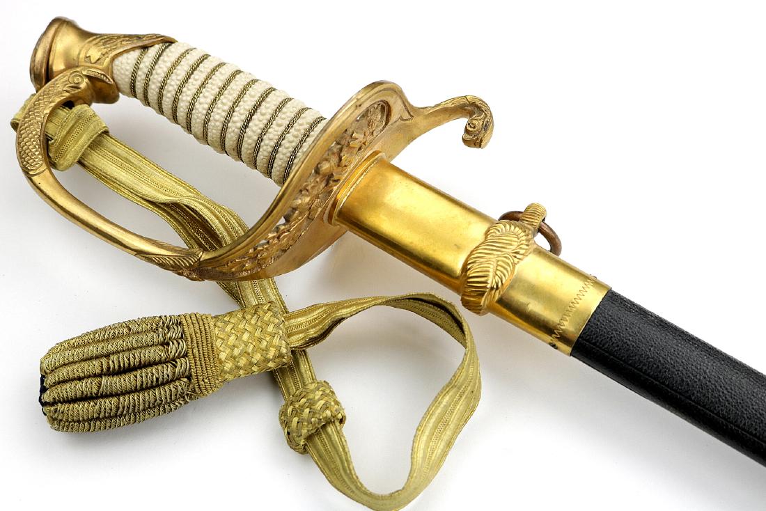 Korean to Vietnam War era US Navay Naval Officer's: Korean to Vietnam War era US Navay Naval Officer's Sword of German manufacture. Total length (inside scabbard if present) : 35 1/4", Blade length : 28 3/4". Dear Bidders, please note, the detailed des