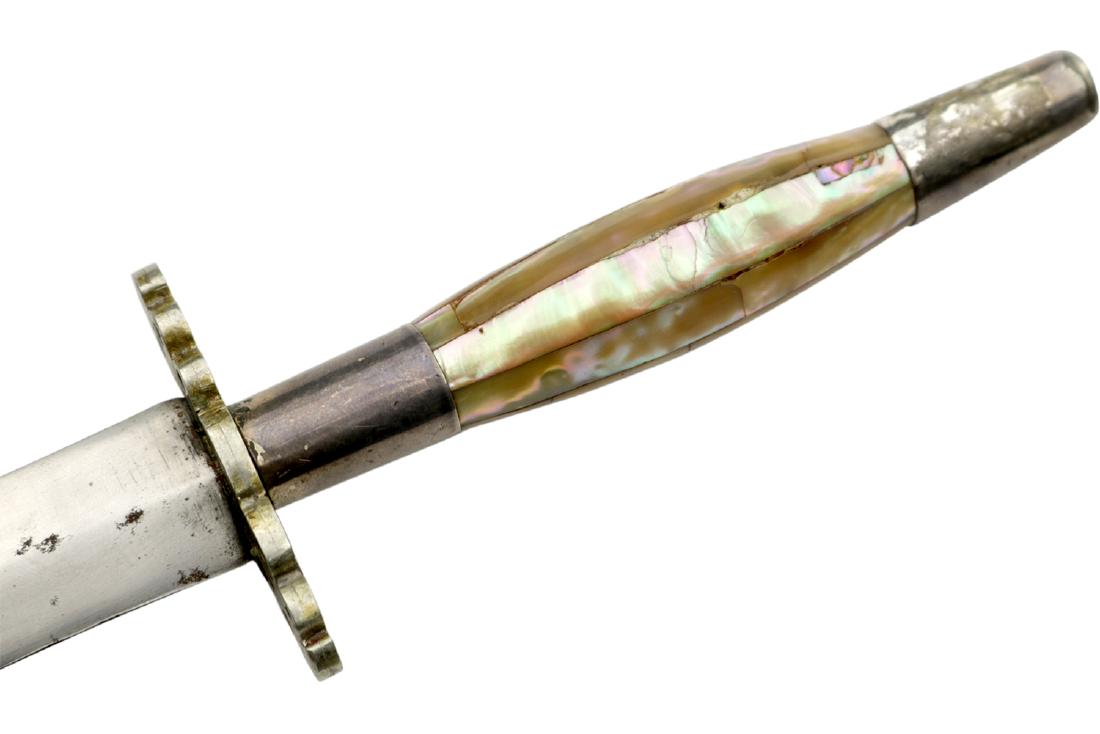 Fine 19th C. Latin American / Mexican Fighting Dagger: Fine 19th C. Latin American / Mexican Fighting Dagger Knife with Silver & Abalone Shell mounts.Total length (inside scabbard if present) : 11 1/2", Blade length : 7". Dear Bidders, please note, the de