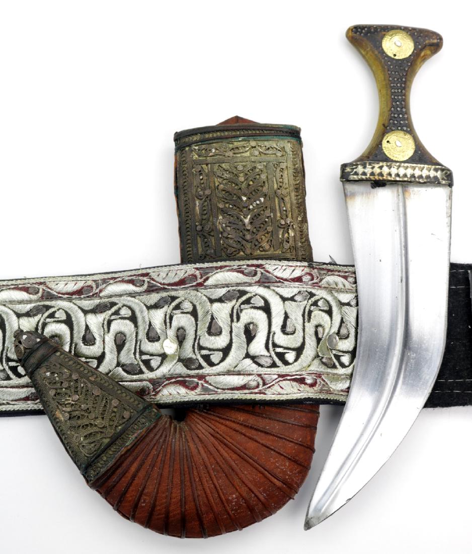 19th-20th C. Islamic Arabic JAMBIYA Dagger with Horn: 19th-20th C. Islamic Arabic JAMBIYA Dagger with Horn Grip and Ornate Belt. Total length (inside scabbard if present) : 13 1/4", Blade length : 8". Dear Bidders, please note, the detailed description o