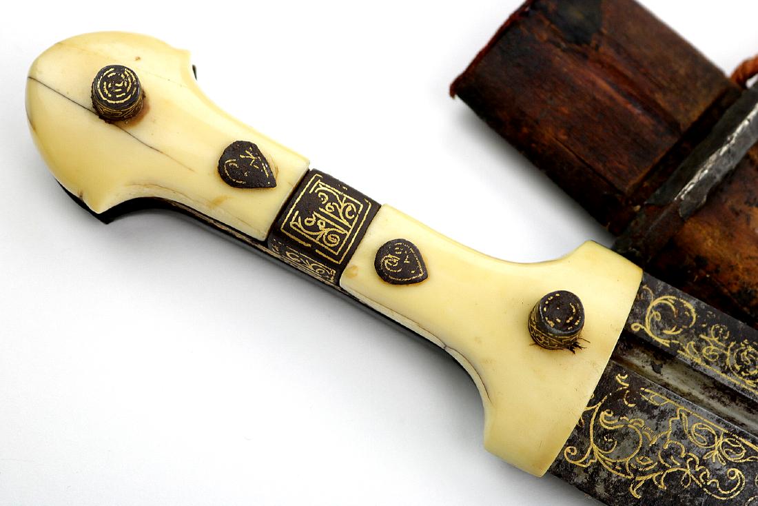 Large 18th-19th C. Islamic Persian QAMA / KINJAL Dagger: Large 18th-19th C. Islamic Persian QAMA / KINJAL Dagger with Gold Inlaid Damascus Blade. Total length (inside scabbard if present) : 25", Blade length : 18 1/4". Dear Bidders, please note, the detaile