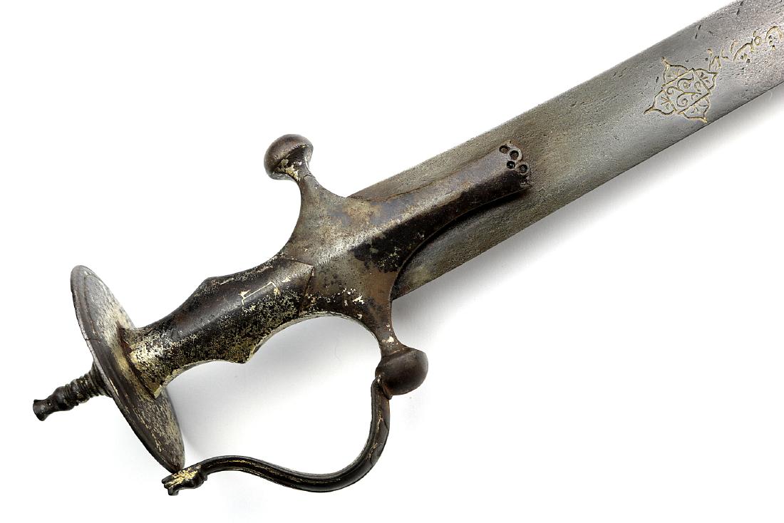 Large 18th-19th C. Indian Battle SHAMSHIR TULWAR Sword: Large 18th-19th C. Indian Battle SHAMSHIR TULWAR Sword with Gold Inlaid Damascus Blade. Total length (inside scabbard if present) : 37 1/4", Blade length : 32". Dear Bidders, please note, the detailed