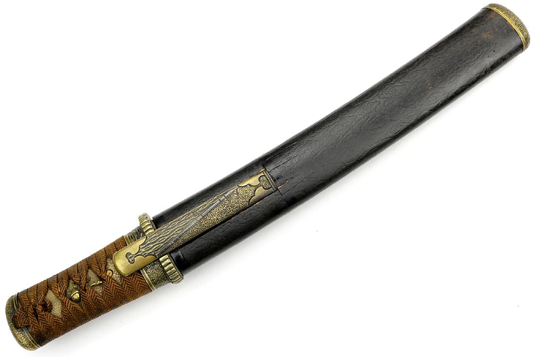Lovely Quality Japanese Samurai TANTO Dagger with Very: Lovely Quality Japanese Samurai TANTO Dagger with Very Strong 15th-16th C. KOTO period Blade showing Very Good Hamon Tamper Line. Matching Brass mounts with Silver Details. Total Length in Scabbard : 