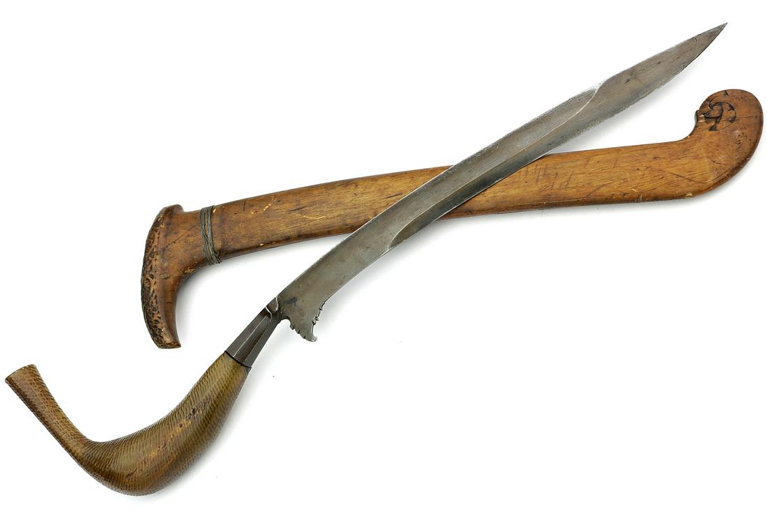 Nice Quality 19th C. Indonesian RENTONG Dagger Knife.: Nice Quality 19th C. Indonesian RENTONG Dagger Knife of Ache Tribe Sumatra, with Fine Damascus Blade & Carved Horn Grip. Total Length (inside scabbard if present) - 15 3/4", Blade Length : 9".