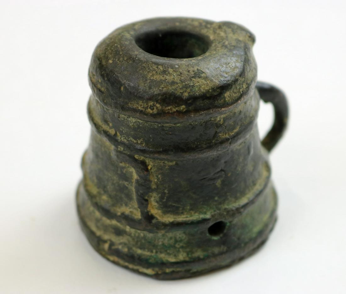Circa 16th - 17th C. Spanish Colonial "THUNDER MUG": Circa 16th - 17th C. Spanish Colonial "THUNDER MUG" Bronze Signal Cannon. Rare very small example of the mid 16th or early 17th century hand held brass signal cannon or saluting mortar with handle, Sp