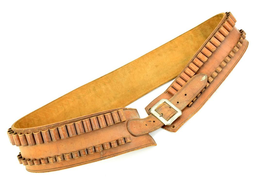 Vintage Mexican Vaquero Cowboy Leather Belt: Fine vintage Mexican vaquero ( cowboy ) leather belt.Provenance - Robert (Bob) N. Green began collecting in the NYC area inn the 1950s. Originally he ran ads in the Shotgun News for antique firearms. 