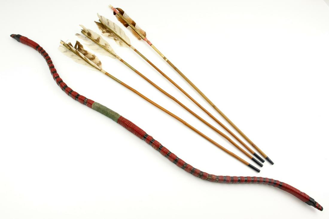 Nice MeiJi era Japanese YUMI Bow & Arrows for Boy: Nice MeiJi era Japanese YUMI Bow & Arrows for Boy's KYUDO Practice. Asymmetrical bow of traditional type used by Samurais, of gilt and lacquered wood with straw bondage, red lacquer overall. The hand 