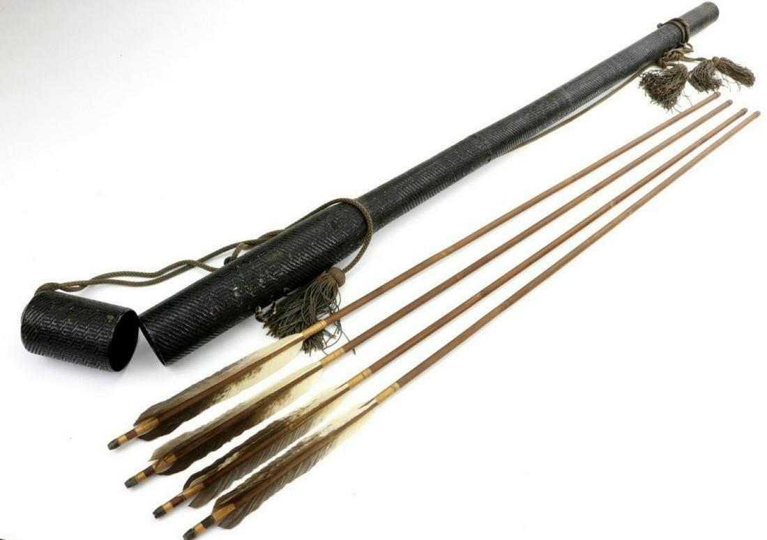 Good Japanese Samurai Quiver with 4 Arrows for a YUMI: Good Japanese Samurai Quiver with 4 Arrows for a YUMI Bow. Length of the Quiver is 37 1/4".
