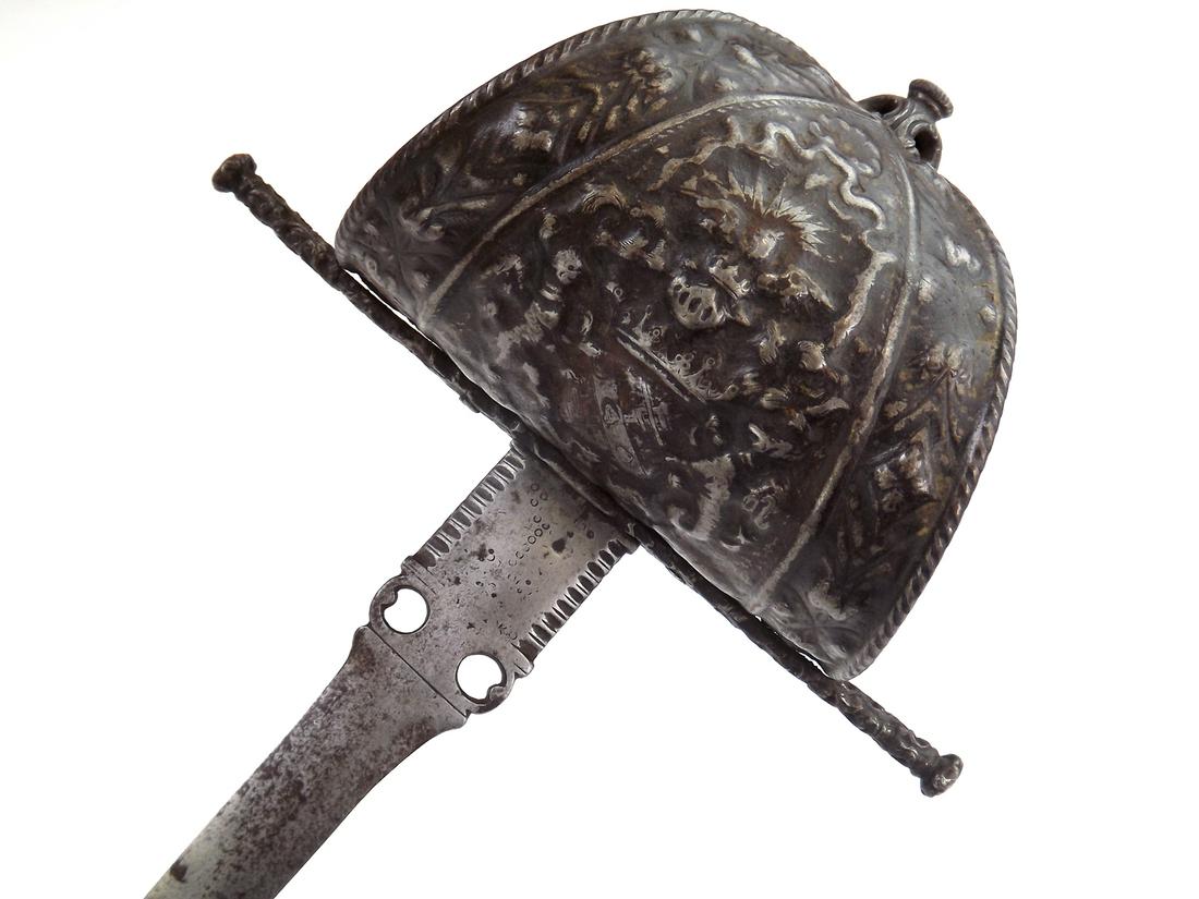 Good 17th-18th C. Spanish or Italian MAIN GAUGE Dagger: Good 17th-18th C. Spanish or Italian MAIN GAUGE Dagger with Family Crest on the Guard. Very nice early example of a left hand parrying dagger with its traditional large sail guard with intricately emb
