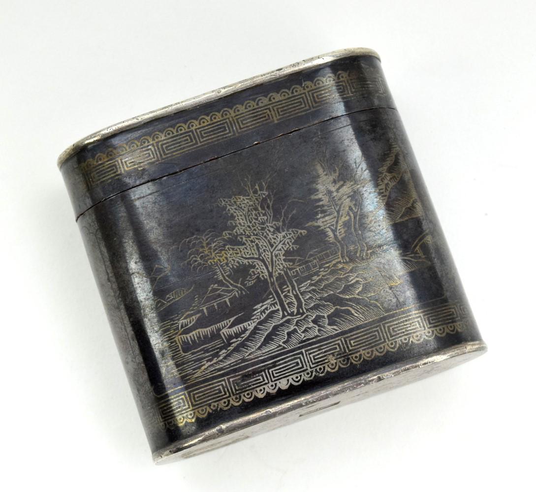 Fine Antique Japanese Copper Box Signed: Fine antique Japanese Meiji period copper box. Signed.Length : 2 1/4" X 2 1/2"