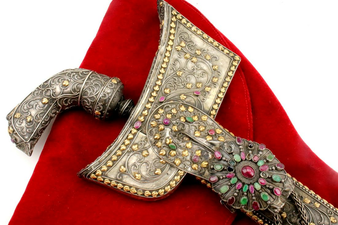 Exquisite Indonesian Bugis/Sulawesi KERIS Dagger for: Keris from the southern Sulawesi region of Bugis have a distinctive look anddesign. Handles are often carved of various materials or cast in precious materials such as silverand set at a ninety degree
