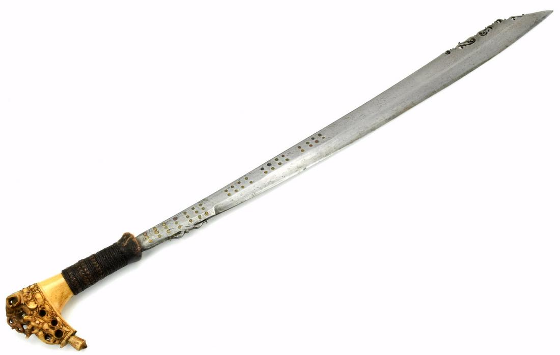 Rare 19th-early 20th C. MANDAU Parang Ihlang Sword ~: A distinctive Bornean sword of the Iban Dayak, called a mandau, these swords arefound throughout institutional and private collections in varying degrees of quality. They aredistinguished by a set of 