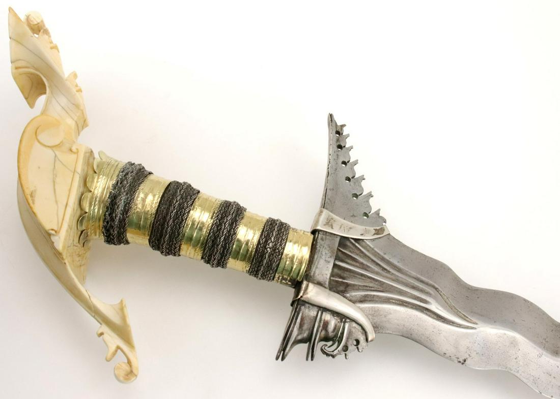 Extremely Fine 19th C. Philippine Sulu Maguindanao KRIS: This is a classic sword of the Moro people of the southern Philippines and of the Sulu Sea area called a kris. The classic Moro kris is based heavily on the Indonesian keris but is distinctlylarger an