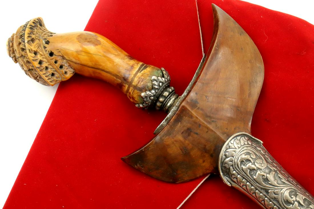 Beautiful 19th C. Indonesian KERIS Dagger ~ Panjang,: Keris from Sumatra have a distinct form and are most often associated with avariety of handles form, including this rare form called a keris panjang. While normallyassociated with Sumatra these were a