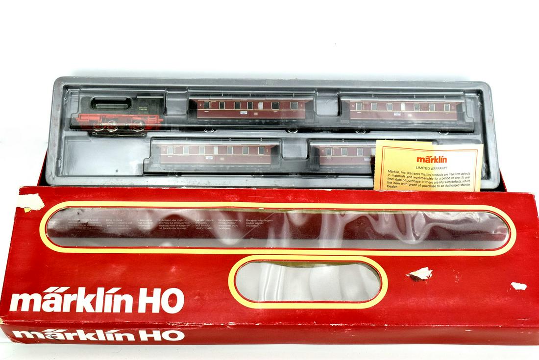 Marklin DB HO Gauge Diesel Passenger Train Set (1 of 6)