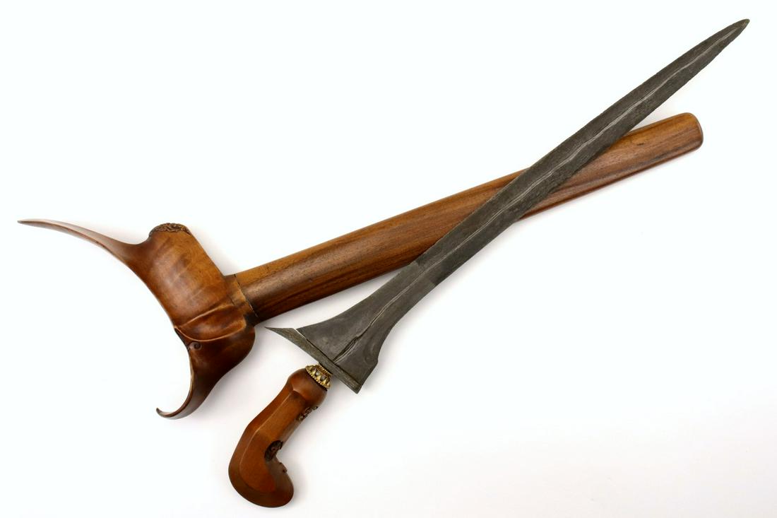 Unusual Antique Indonesian KERIS Dagger with Strong: Unusual Antique Indonesian KERIS Dagger with Strong Damascus Steel Blade & Carved Wood Mounts. Total length (inside scabbard if present) : 18 1/2", Blade length :14 3/4". ~~~~~~ DEAR BIDDERS, Please V