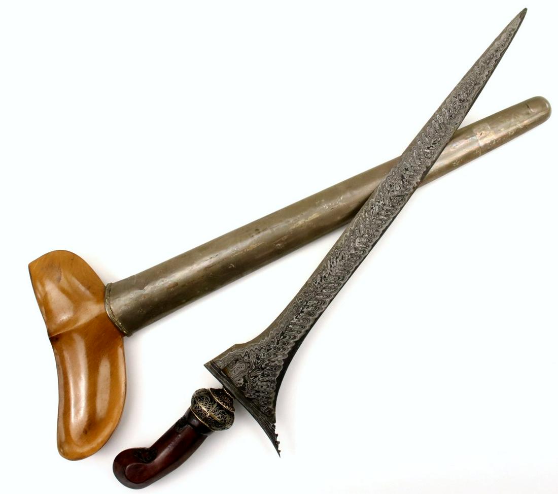 Very Good Antique Indonesian KERIS Dagger with Strong: Very Good Antique Indonesian KERIS Dagger with Strong Damascus Steel Blade of Rare Pattern & Nice Carved Grip. Total length (inside scabbard if present) : 20", Blade length :14 3/4". ~~~~~~ DEAR BIDDE