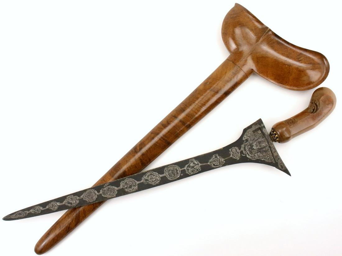 Good Antique Indonesian KERIS Dagger with Unique: Good Antique Indonesian KERIS Dagger with Unique Damascus Steel Blade Pattern & Rough Diamonds set Grip Mount. Total length (inside scabbard if present) : 21", Blade length :14 3/4". ~~~~~~ DEAR BIDDE