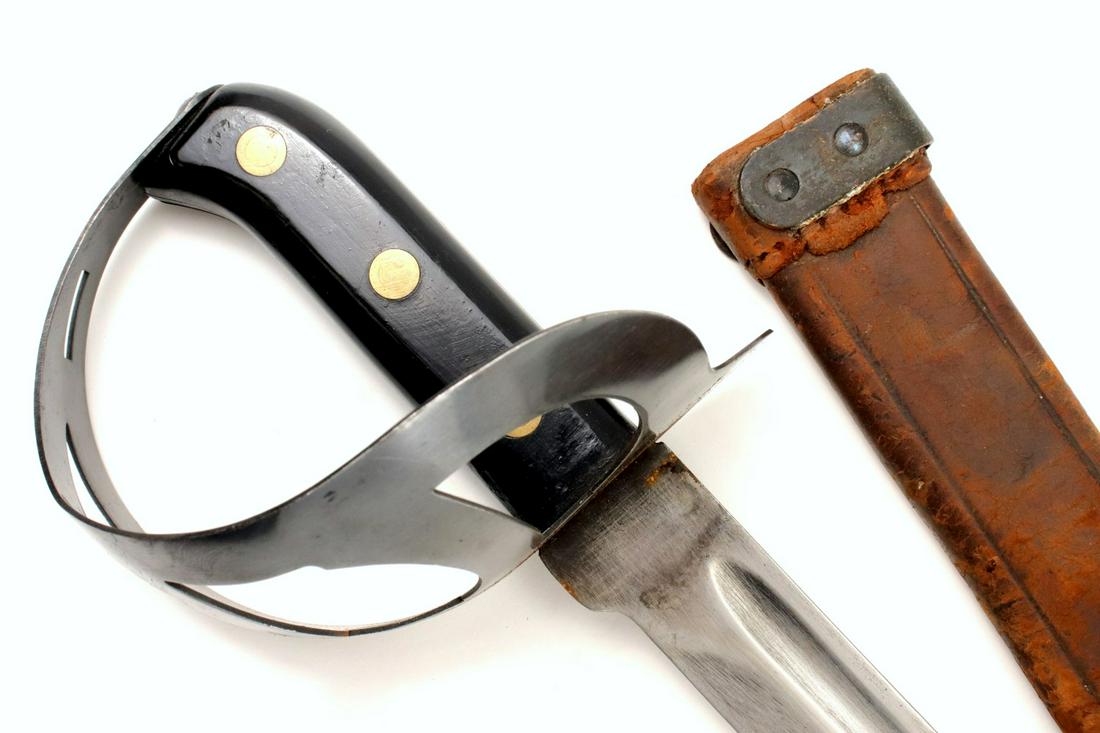 American WW I US Navy Cutlass Naval Battle Sword.: American WW I US Navy Cutlass Naval Battle Sword. Total length (inside scabbard if present) : 30 3/4", Blade length : 25". ~~ DEAR BIDDERS, Please View More Detailed Close-Up Images by visiting our we