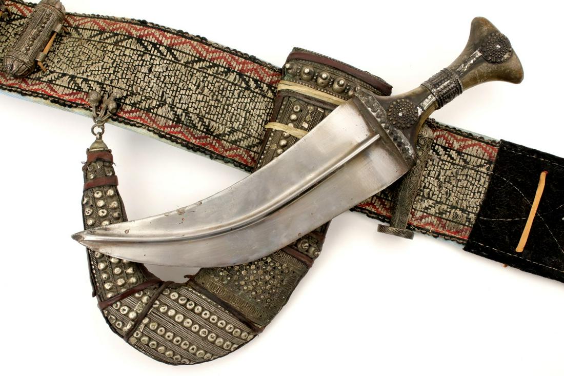 Good Silver Mounted Islamic Arabic Arab JAMBIYA Dagger (1 of 13)