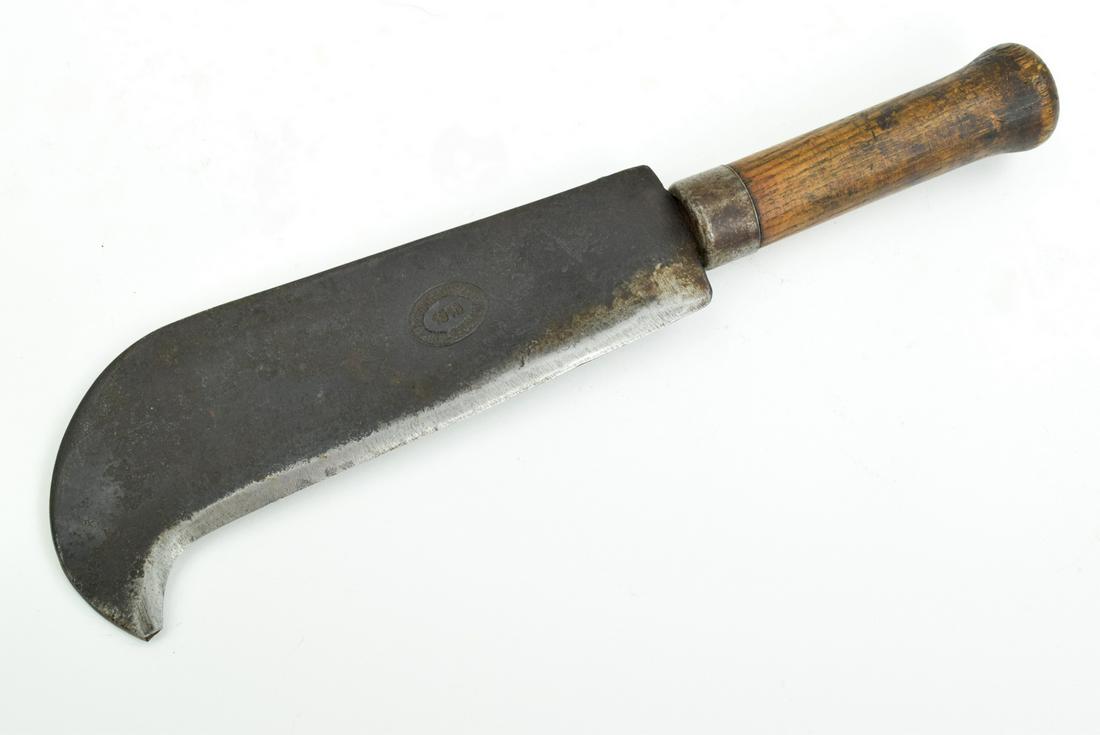 WWI Dorian Holtzer 1916 Military Facine Knife: WWI Dorian Holtzer 1916 Military Facine Knife. A facine knife was used during WWI as a per sonal weapon and as a tool for cutting facines . Facines were bundles of stick s used to reinforce trenches.