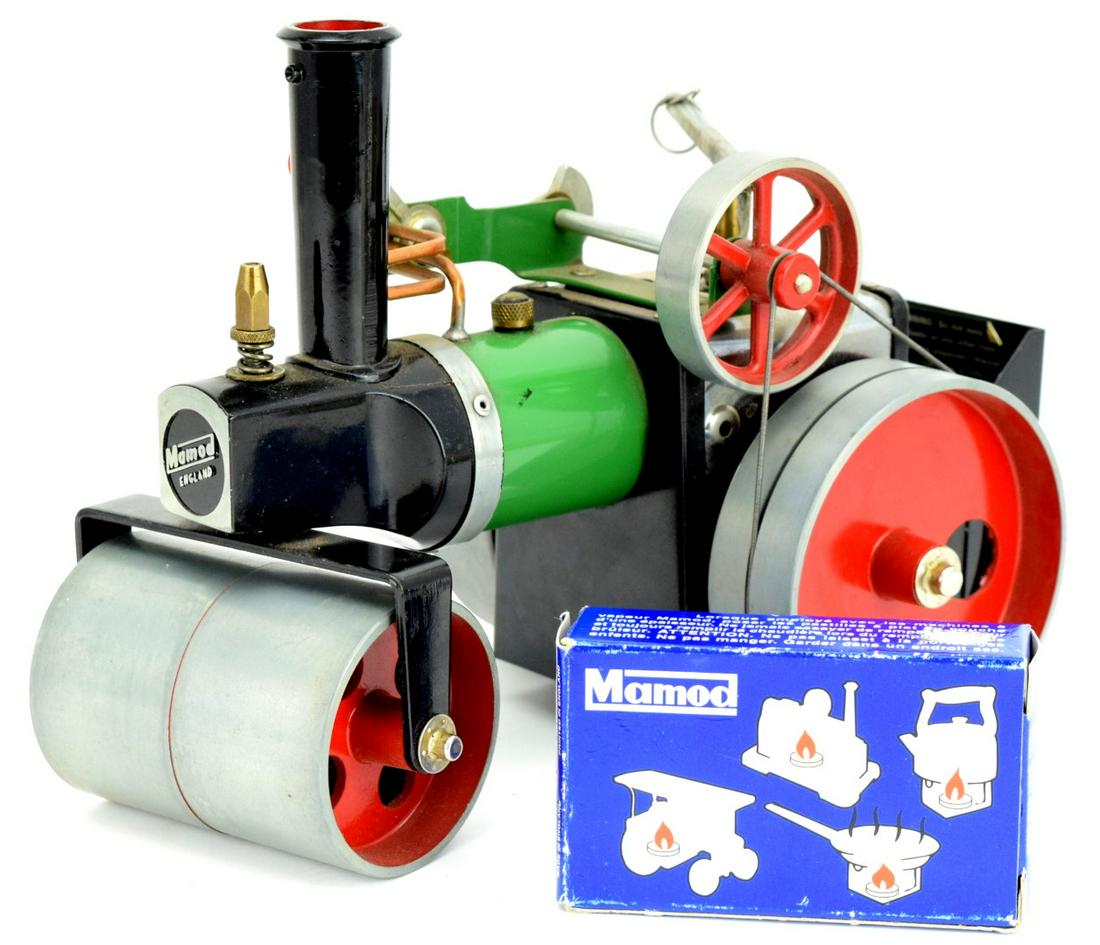 Mamod England Steam Roller Roller S.R.1 - Vintage: Vintage 1965 Mamod England Steam Roller SR1.The SR1 steam roller was Mamod's first mobile steam toy. It was introduced in January 1961, designed by Eric Malins. The first rollers were unidirectional a
