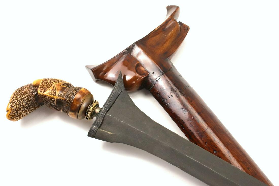 GOOD EARLY ANTIQUE INDONESIAN KERIS DAGGER WITH ELABORATE CARVED GRIP & STRONG DAMASCUS STEEL BLADE: Good Early Antique Indonesian KERIS Dagger with Elaborate Carved Grip & Strong Damascus Steel Blade. Total length (inside scabbard if present) : 17", Blade length : 13 3/4 ".--------PLEASE NOTE: THERE