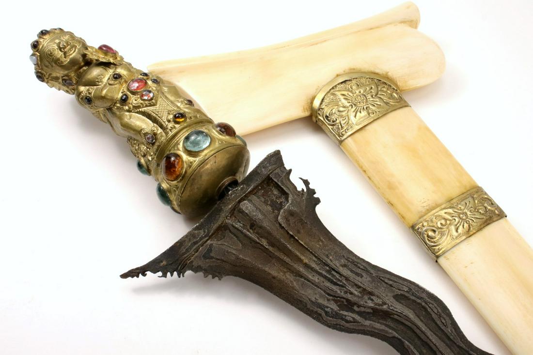 BEAUTIFUL LARGE INDONESIAN KERIS DAGGER WITH ELABORATE JEWELED GRIP, FINE SCABBARD & DAMASCUS STEEL: Beautiful Large Indonesian KERIS Dagger with Elaborate Jeweled Grip, Fine Scabbard & Damascus Steel Blade. Total length (inside scabbard if present) : 21 1/4", Blade length : 15 3/4". --------PLEASE N