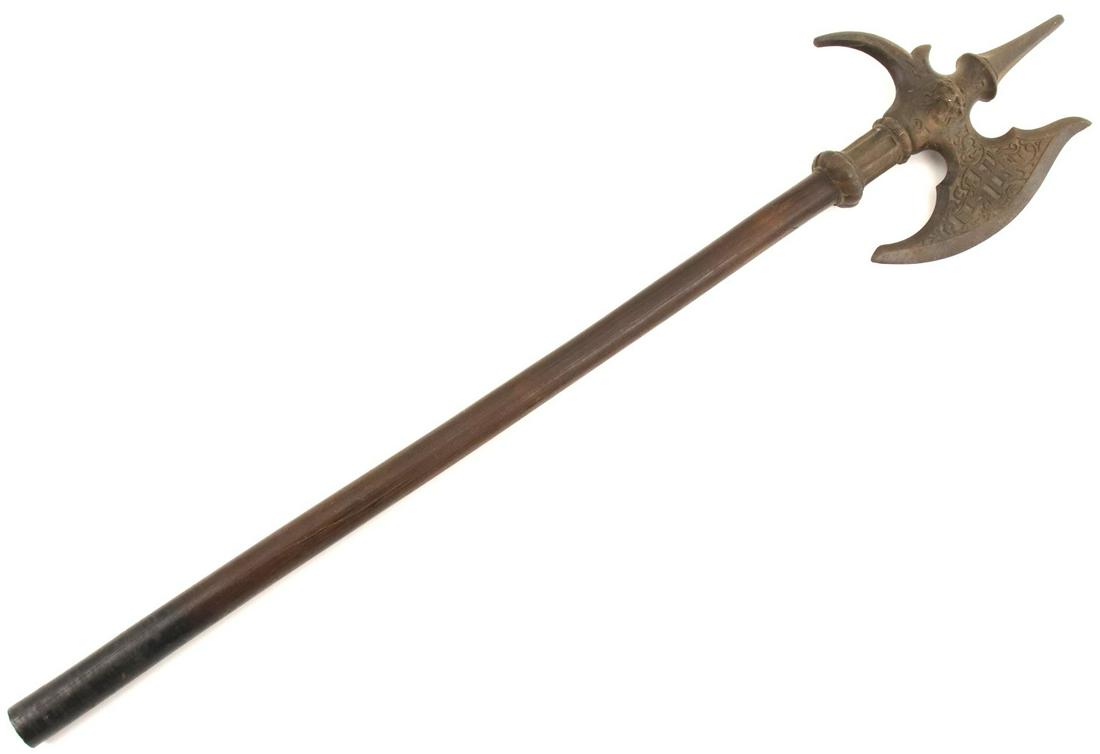 NICE VICTORIAN ERA CAST IRON HORSEMAN AXE OF MEDIEVAL ERA STYLE: Nice Victorian era Cast Iron Horseman Axe of Medieval era Style. Total length (inside scabbard if present) : 28 1/4", Blade length : 6 1/4". Detailed condition reports are not included in this catalog