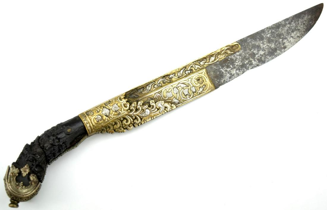 Highly Decorated Early 19th C. Piha Kaetta Knife Dagger with Silver and Gilt Overlay: Highly Decorated Early 19th C. Piha Kaetta Knife Dagger. Steel blade with drop point and fuller along the back edge decorated with silver and gilt overlaid chiseled arabesques, with cast silvered and