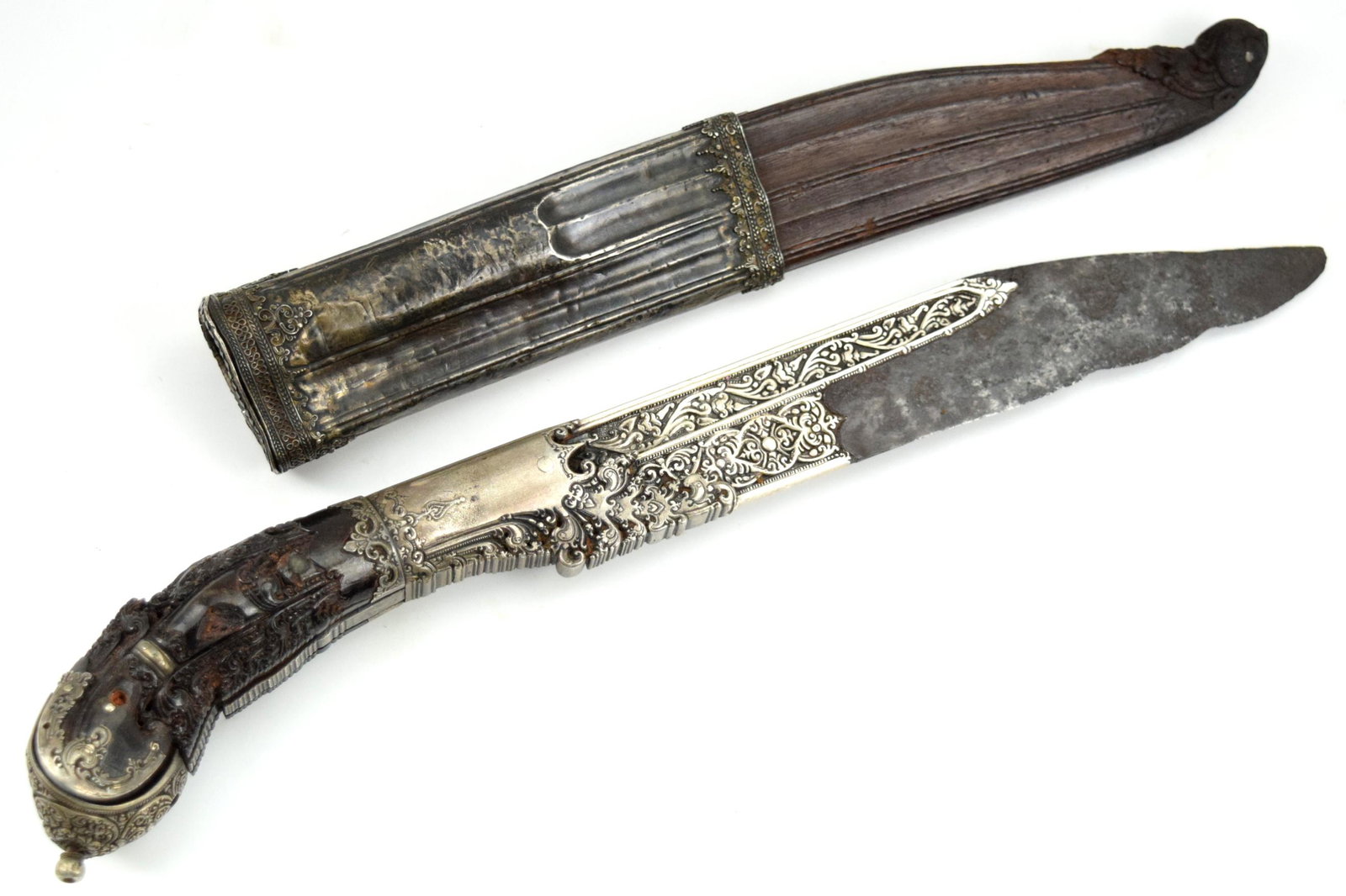 Nice Large Early 18th C. Silver Inlaying Decorated Piha Kaetta Dagger: Nice Early 18th C. Decorated Piha Kaetta Ceylon Dagger. Large single edged steel blade with drop point and fuller along the back edge finely decorated with silver overlaid chiseled arabesques. Comes w