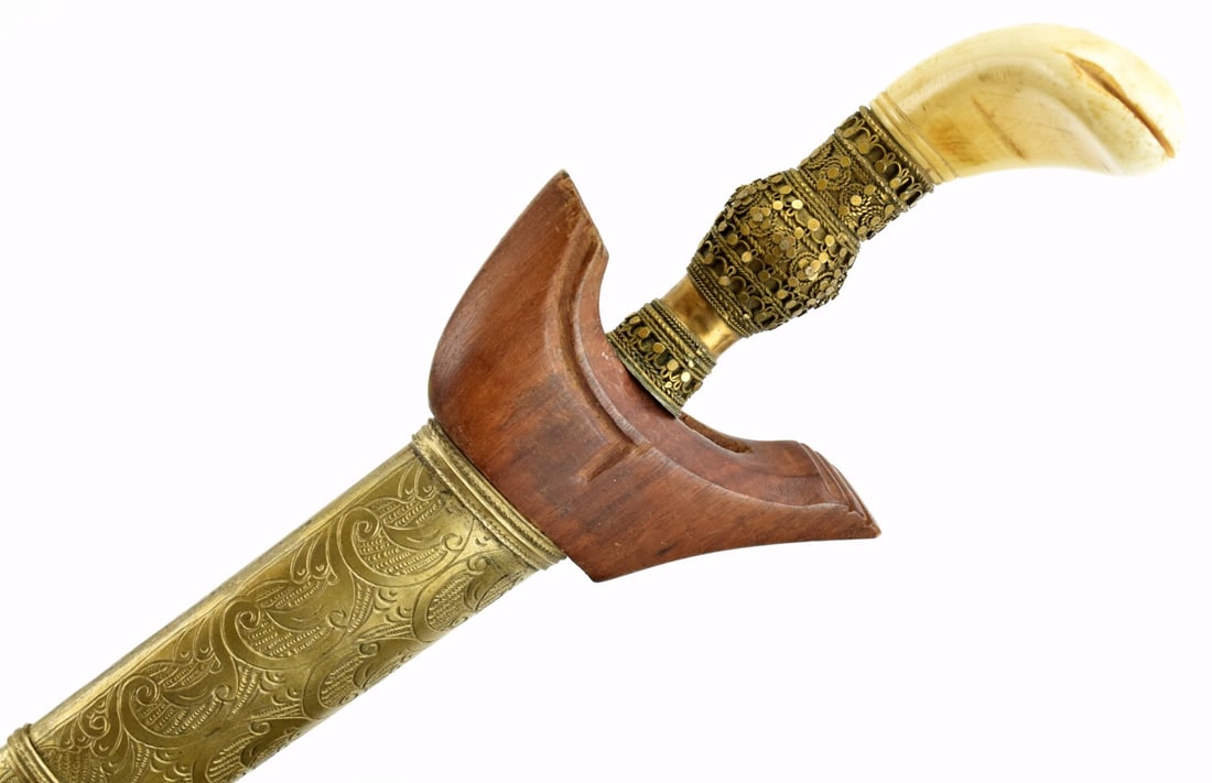 UNUSUAL PHILIPPINE CHILD'S KRIS DAGGER - SMALL SWORD WITH ELK TOOTH POMMEL: Unusual Philippine Child's KRIS Dagger - Small Sword with Elk Tooth Pommel. A very different and seldom encountered example, having a form of a Moro battle Kris sword but of child like size, in its gi