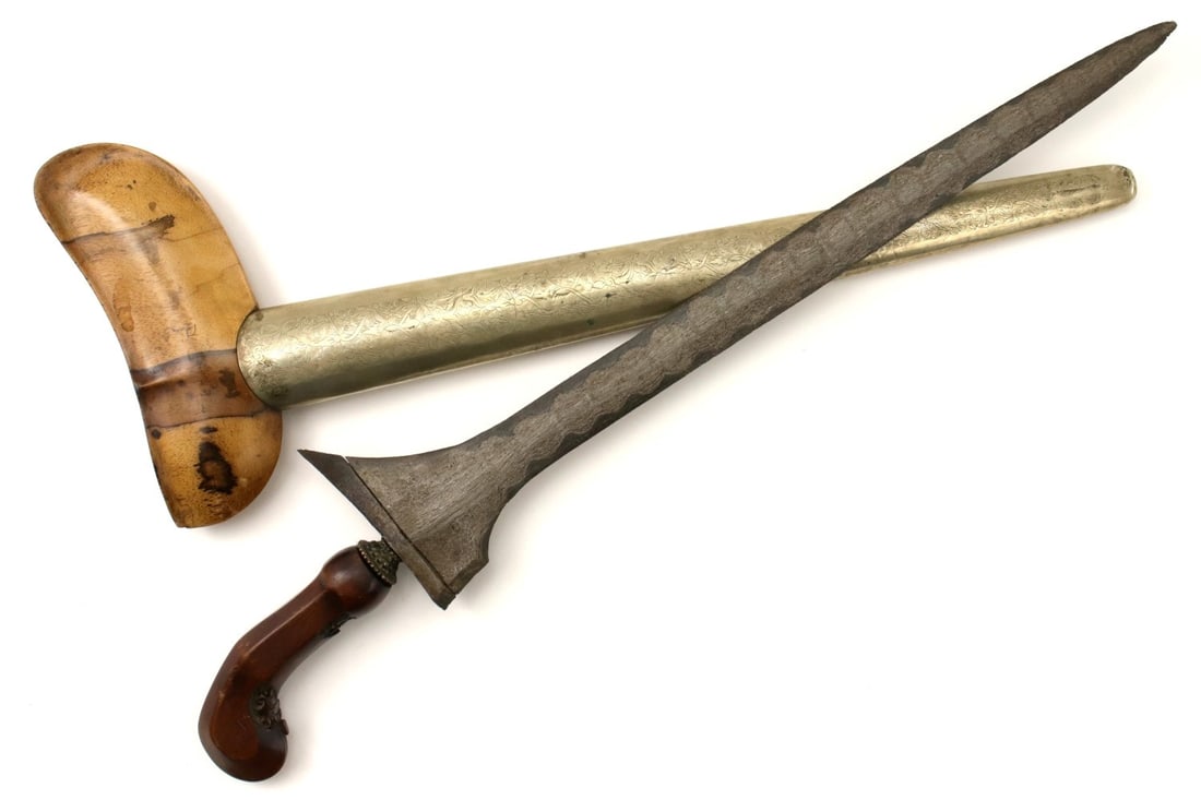 ANTIQUE INDONESIAN KERIS DAGGER WITH DAMASCUS STEEL BLADE & NICE CARVED TWO-TONE WOOD SCABBARD (1 of 16)