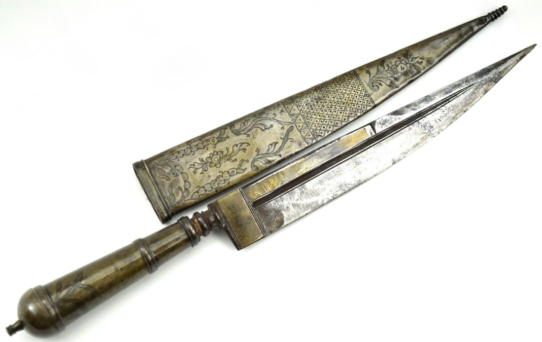 GOOD LATIN AMERICAN ARGENTINA COWBOYS GAUCHA KNIFE: Latin American Argentina Cowboys Gaucha Knife. Total length (inside scabbard if present) : 11 1/2", Blade length : 7". ~ . Detailed condition reports are not included in this catalog. For additional i