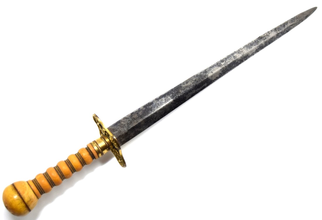 Late 18th Century US or British Naval Officer Dagger Dirk: Late 18th Century US or British Naval Officer Dagger Dirk. Guard with the anchors from both sides. no scabbard. Total length: 11 1/2", Blade length : 7 7/8". ~~ . Detailed condition reports are not in