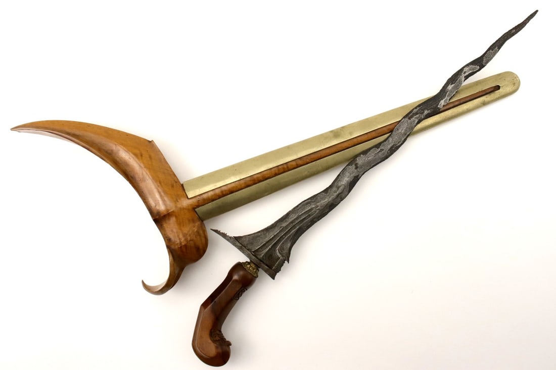 Good Antique Indonesian KERIS Dagger with Active Damascus Steel Blade & Carved Wood Mounts. (1 of 20)