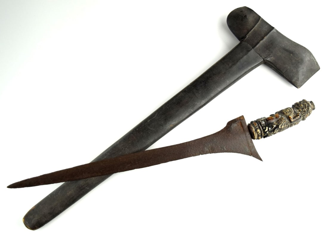 Early Antique Asian Indonesian KERIS Dagger with Fine Carved Bone Grip.: Early Antique Asian Indonesian KERIS Dagger with Fine Carved Bone Grip. Total length (inside scabbard if present) : 20 3/4", Blade length : 12 3/8". ~ . Detailed condition reports are not included in 