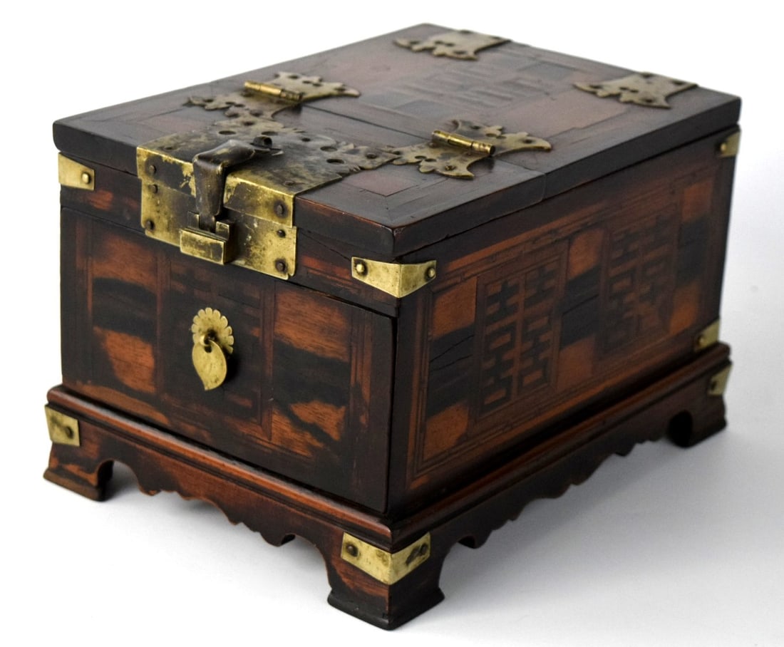 Interesting Korean Cosmetic Box ~19th Century: Nice Korean Cosmetic Box, Circa 19th Century. Size: 10 1/4" x 7 3/4" x 6 3/4". Detailed condition reports are not included in this catalog. For additional information, including condition reports, ple