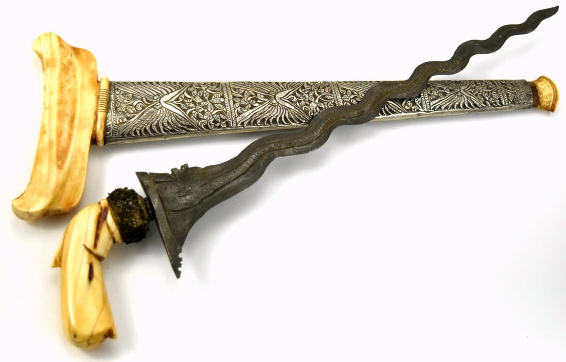Fine Antique Indonesian KERIS Dagger with Rare Pattern Damascus Steel Blade & Fine Carved Grip (1 of 15)