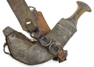 GOOD 19TH C. ISLAMIC ARABIC ARAB YEMEN JAMBIYA DAGGER & BELT WITH SILVER MOUNTS & HORN GRIP.