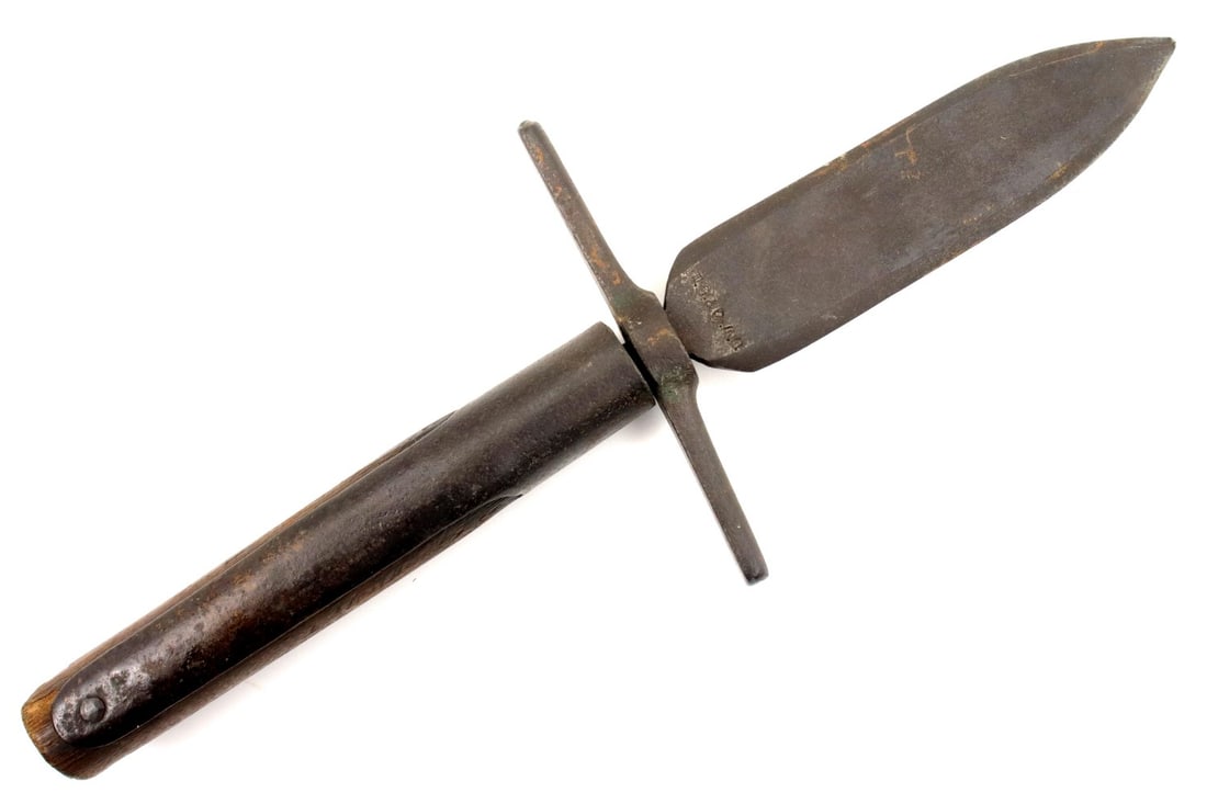 Rare American Civil War Confederate Pike by Thomas Griswald & Co. New Orleans.: Rare American Civil War Confederate Pike by Thomas Griswald & Co. New Orleans. Total length (inside scabbard if present) : 16 1/4" , Blade length : 7 1/4". Detailed condition reports are not included 