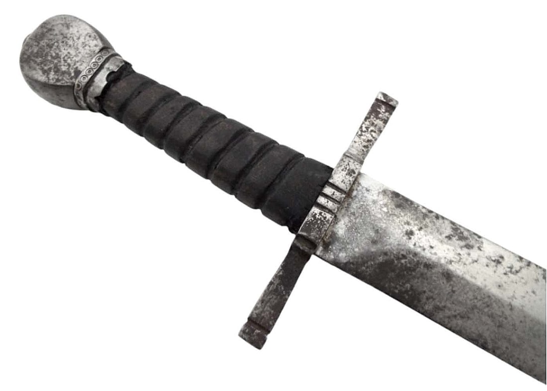 ANTIQUE FRENCH GERMAN SPANISH OR ITALIAN LEFT HAND DAGGER FOR RAPIER SWORD. IRON MOUNTS WITH: ANTIQUE FRENCH GERMAN SPANISH OR ITALIAN LEFT HAND DAGGER FOR RAPIER SWORD. IRON MOUNTS WITH CHISELED DECORATIONS, CARVED WOOD GRIP. STRONG WIDE BLADE OF DIAMOND SECTION. Total length (inside scabbard