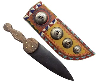 NATIVE AMERICAN INDIAN "BEAVERTAIL" TRADE DAGGER KNIFE IN ORNATE SHEATH WITH BEADED, PAINTED AND