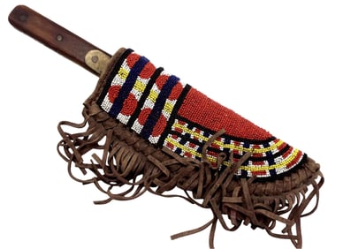 ANTIQUE NATIVE AMERICAN INDIAN TRADE LARGE FIGHTING DAGGER KNIFE IN LOVELY BEADED LEATHER SCABBA