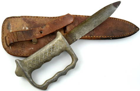 Australian WW2 Knuckle Knife - oxidation on blade. Original sheath.: Australian WW2 Knuckle Knife - oxidation on blade. Original sheath. Total length (inside scabbard if present): 11 7/8", Blade length: 6". Detailed condition reports are not included in this catalog. F