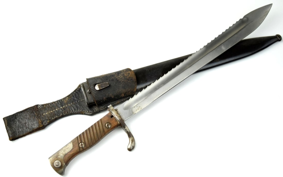 German WWI M98/05 Butcher Saw Back Bayonet with Frog (1 of 20)