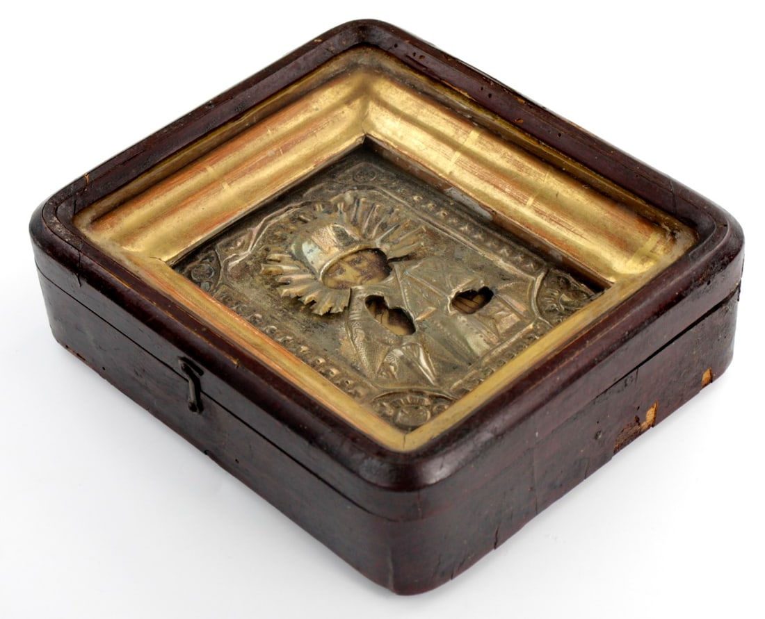 Antique Russian Imperial kiot icon: Antique Russian Imperial kiot icon Size: Kiot: 8" x 7" x 2 1/2"; Icon: 5 3/4" x 4 3/8" x 3/4". Detailed condition reports are not included in this catalog. For additional information, including condit