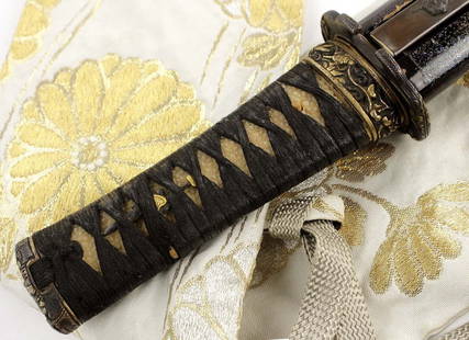Fine Edo Japanese Samurai TANTO Dagger, Rare Shinto Blade Signed SAKAI KANESHIGE TSURU TASHINZO.: Fine Edo period Japanese Samurai TANTO Dagger, Rare Configuration Shinto Blade Signed SAKAI KANESHIGE TSURU TASHINZO. Lovely Deeply Carved & Gold Inlaid Insects Mounts. Beautiful Example Overall. Tota