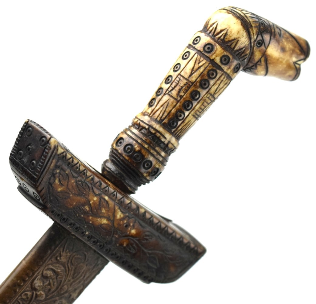 Unusual Antique Indonesian Malaysian KERIS (KRIS) Dagger with Carved Bone Grip & Scabbard Top of: Unusual Antique Indonesian Malaysian KERIS (KRIS) Dagger with Carved Bone Grip & Scabbard Top of Seldom Encountered Pattern. Total length (inside scabbard if present): 19 1/4", Blade length: 13 1/8".